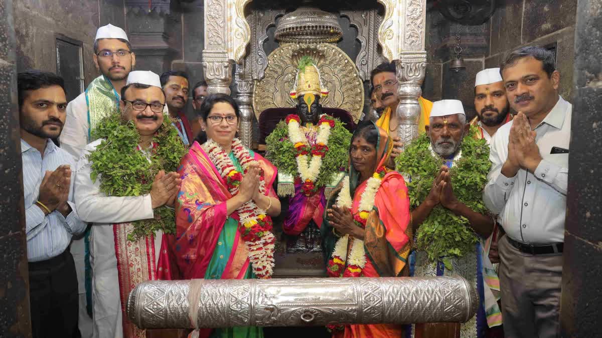 Kartiki Ekadashi 2024 official Mahapuja of Vitthal Rukmini at Pandharpur, this time manache warkari is from latur