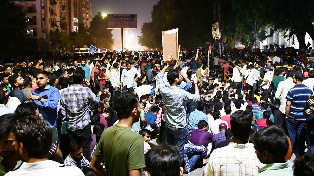 Aspirants stage a protest in front of UPPSC Ayog against the Uttar Pradesh Public Service Commission's (UPPSC) decision to conduct the RO-ARO and PCS preliminary examinations on the same dates, in Prayagraj.