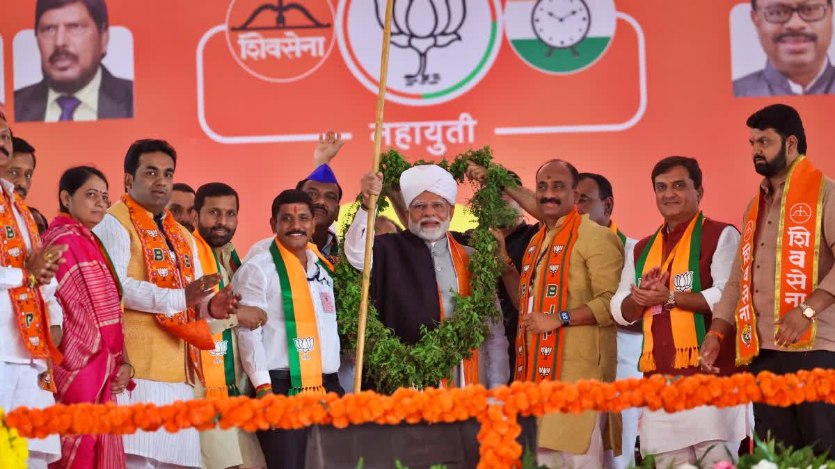 Maharashtra Elections 2024 PM Modi addressed public rally in Solapur Chandrapur Update