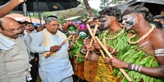 cm-siddaramaiah-stepped-into-the-traditional-dance-of-the-tribals-in-mysuru