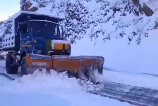 Snow clearance operation on the Zojila Pass