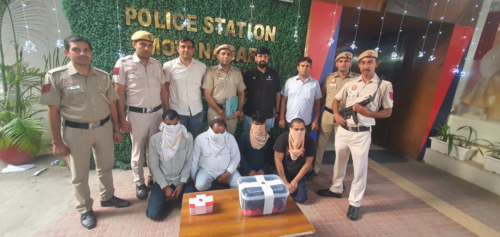 मोती नगर पुलिस ने चार बदमाशों को दबोचा