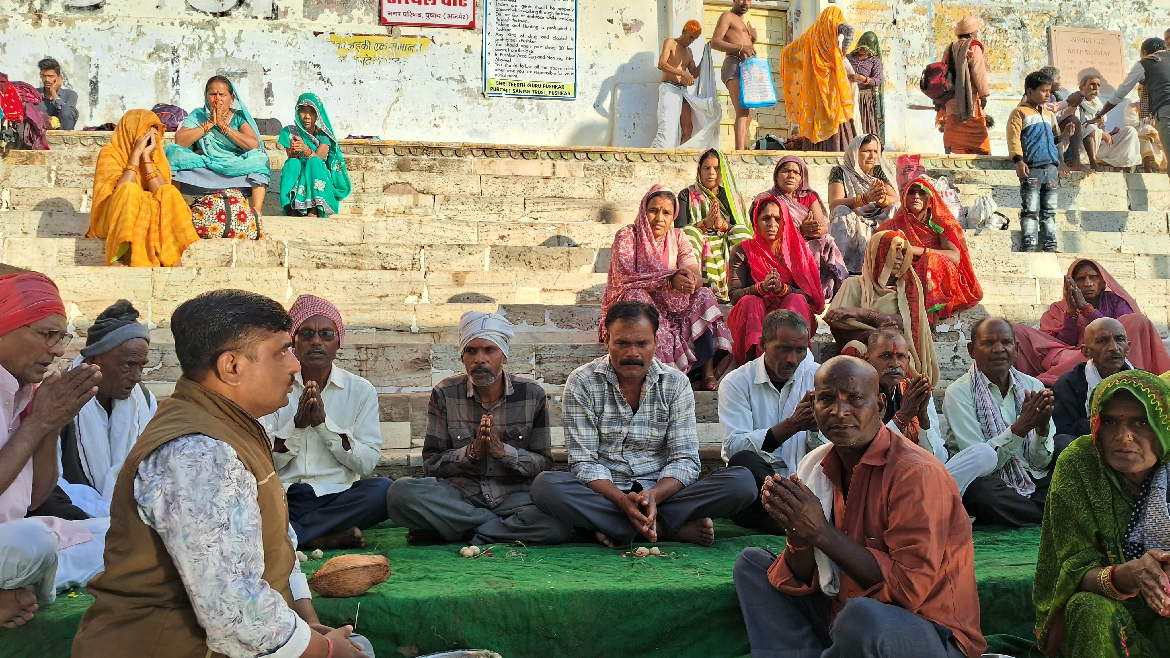 पुष्कर सरोवर पर श्रद्धालुओं का जमघट