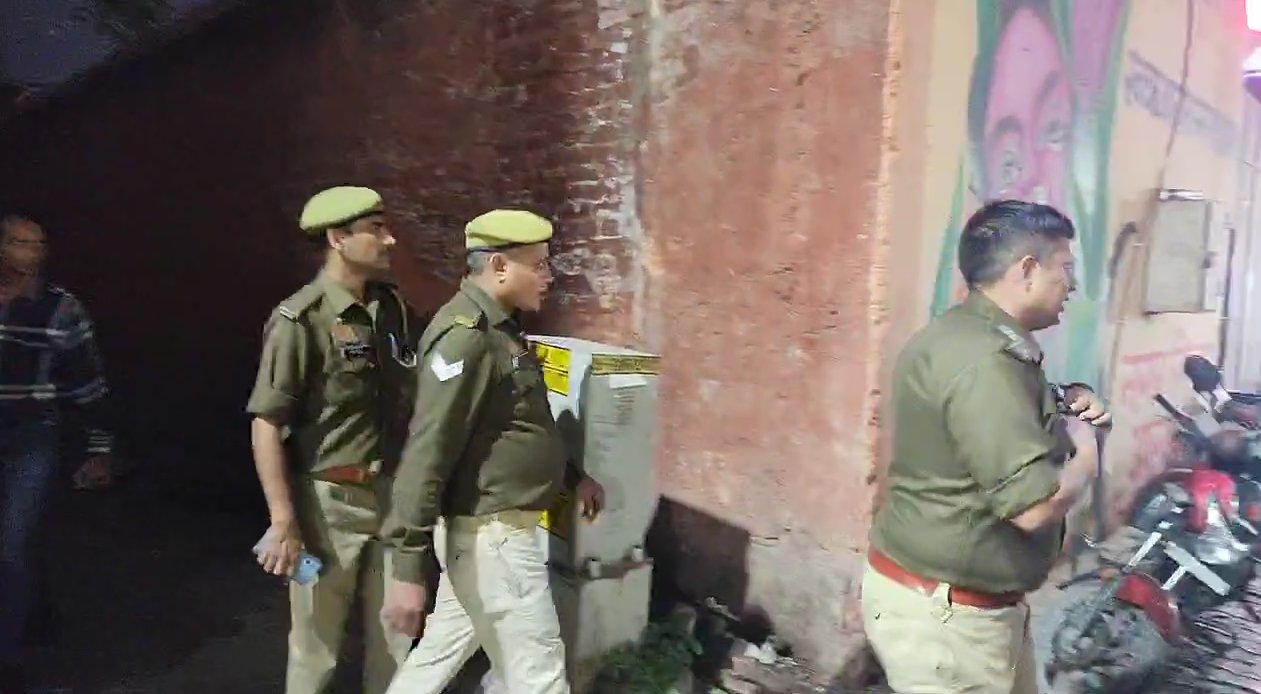 agra police caught prostitution in house 5 women including 2 girl 10 arrested latest today