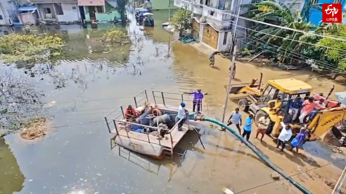 பூந்தமல்லியில் தண்ணீரை அகற்றும் மிதவை மோட்டார்