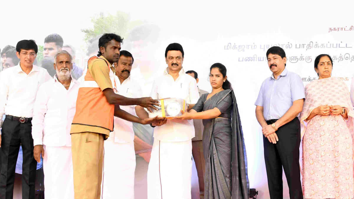 mk-stalin-gives-incentives-for-sanitation-workers-to-restore-the-cyclone-michaung-and-flood-affected-chennai