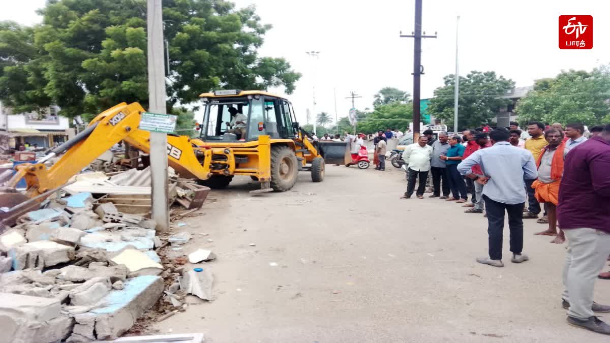 ஆக்கிரமிப்புகளை அகற்றிய மாநகராட்சி அதிகாரிகள்