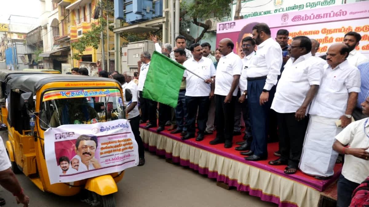 Nilavembu drinking water distribution in autos to storm affected people