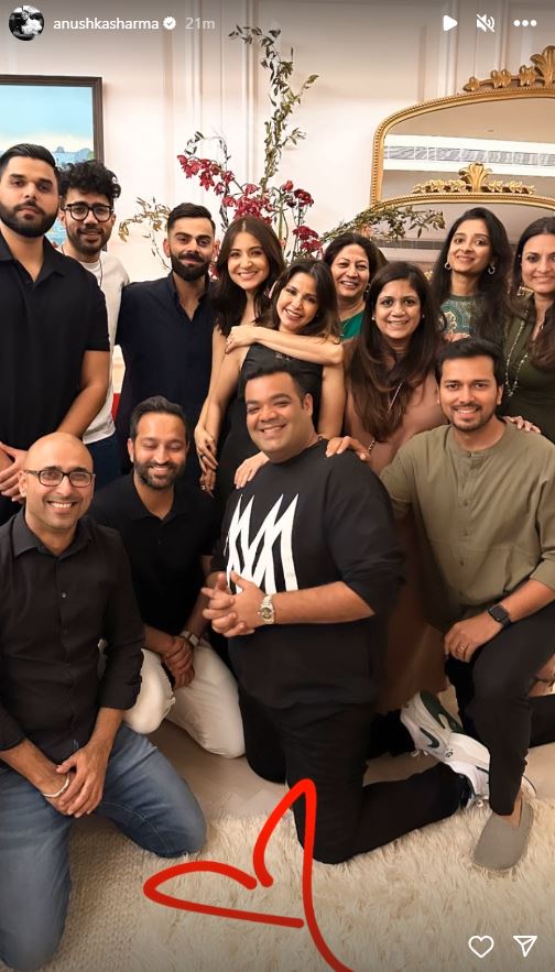 Virushka surrounded by loved ones on their 6th wedding anniversary