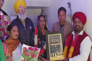 Social worker Jeet Kaur Dahiya of Mansa honored with Indian Icon Award in Delhi