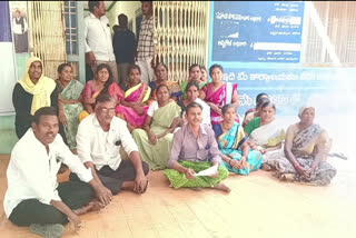 not_distributing_ration_rice_women_protesting_of_tahsildar_office