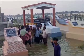 burial_in_mud_flood_water_in_guntur_district