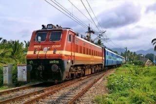 21 railway stations in Kerala  Eat Right Station Certificate  കേരളം നമ്പർ വണ്‍  എഫ് എസ് എസ് എ ഐ അംഗീകാരം  കേരളത്തിലെ റെയിൽവേ ഭക്ഷണം  Railway Food in Kerala  ഈറ്റ് റൈറ്റ് സ്റ്റേഷൻ അംഗീകാരം  കേരളത്തിലെ ഈറ്റ് റൈറ്റ് സ്റ്റേഷനുകള്‍  കേരളം ഭക്ഷ്യ സുരക്ഷ  റെയിൽ ഭക്ഷണം