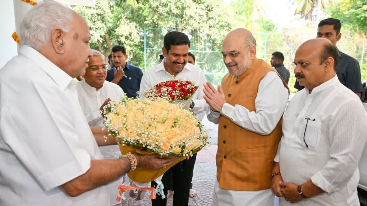 ಜಯೇಂದ್ರರಿಂದ ಹೂಗುಚ್ಛ ಸ್ವೀಕರಿಸಿದ ಅಮಿತ್ ಶಾ