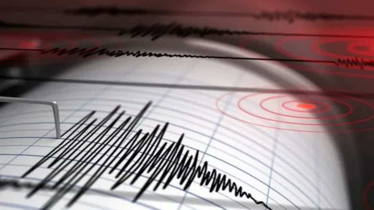 EARTHQUAKE TREMORS IN MP GWALIOR PEOPLE CAME OUT OF THEIR HOMES