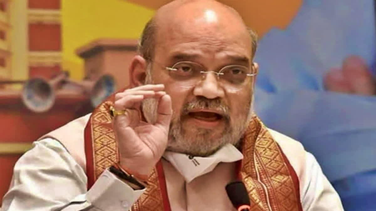 Amit Shah springs a surprise by choosing to accept bouquet from Yediyurappa's son first