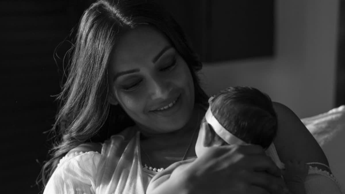 Bipasha Basu Daughter: બિપાશા બાસુ પુત્રી દેવી સાથે રમતી જોવા મળી, જુઓ ક્યૂટ વીડિયો