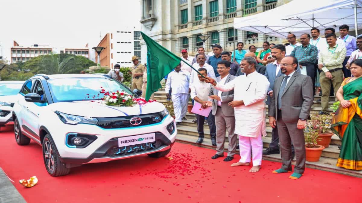 Minister Anand Singh inaugurates electric vehicles