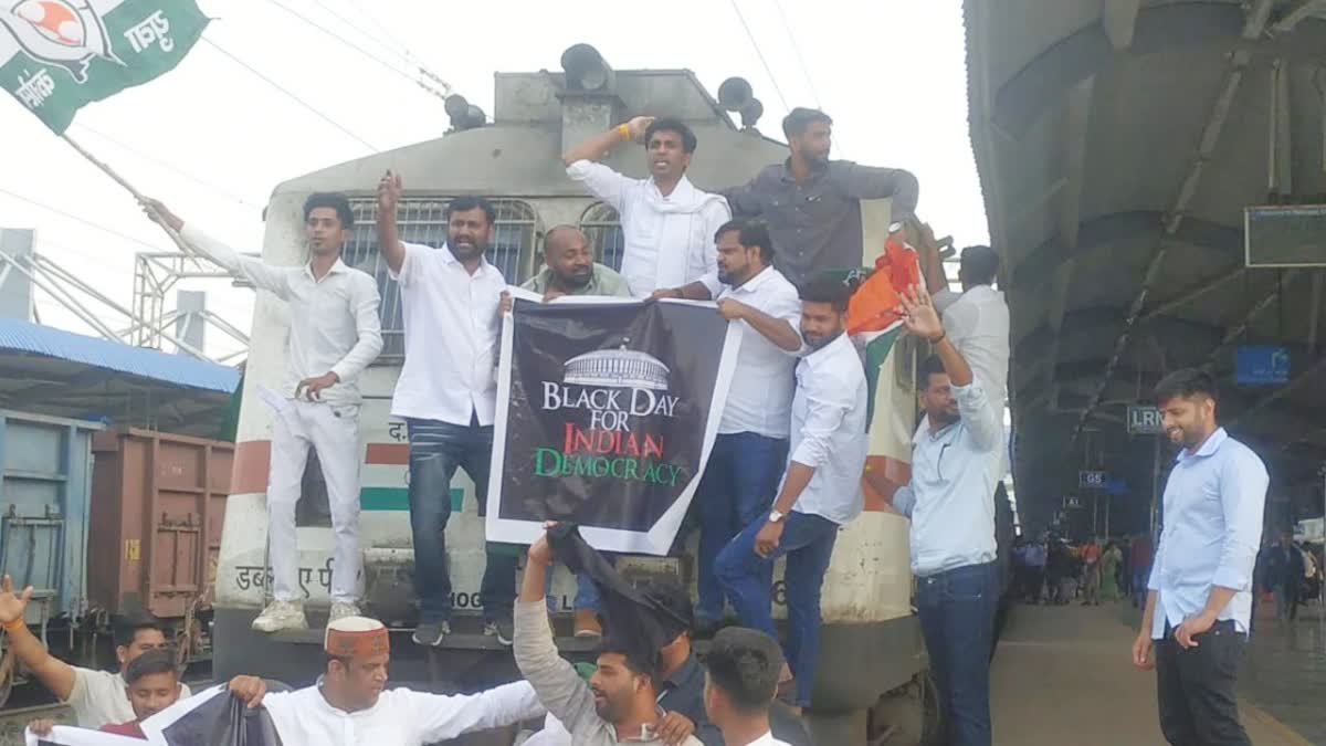 MP Congress Leader stop train in Bhopal
