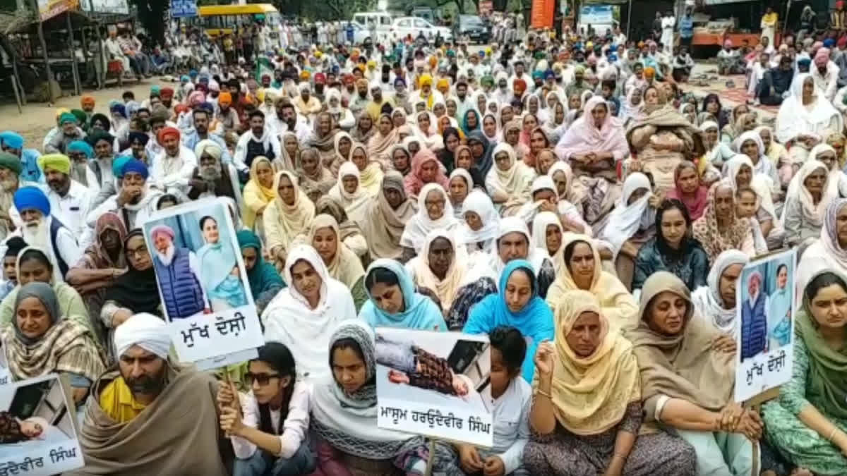 Bathinda Mansa road jam for justice by the family of innocent Harudaiveer of Kotli Kalan