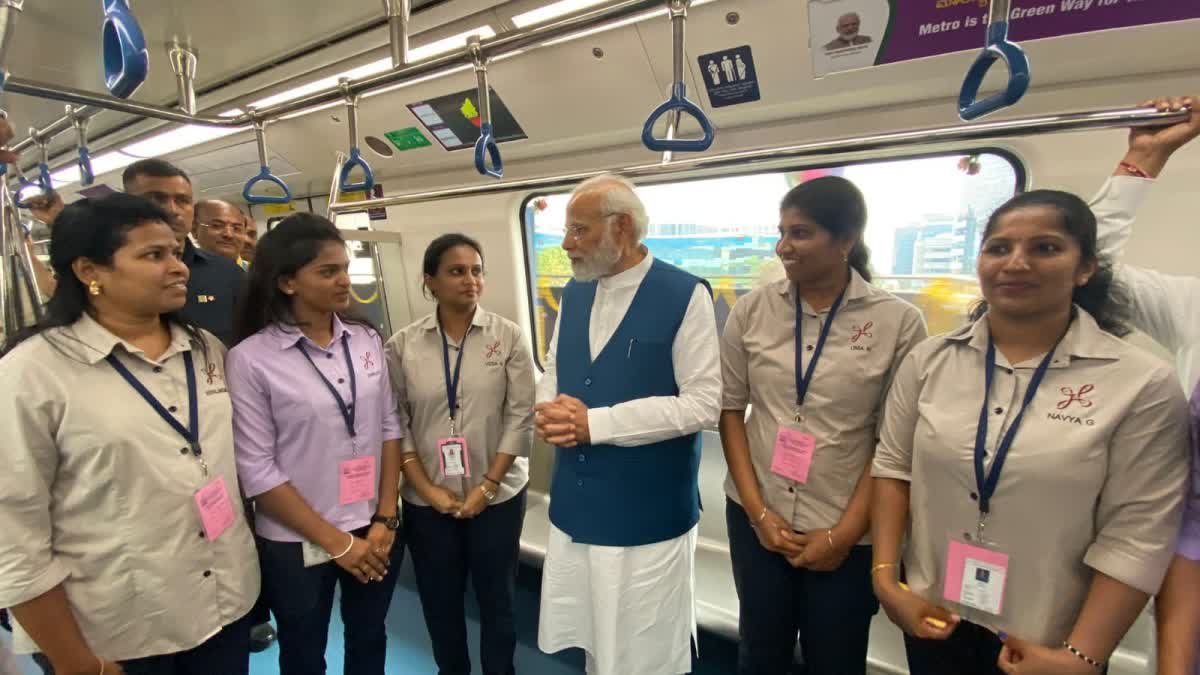 PM Modi interacted with Metro staff