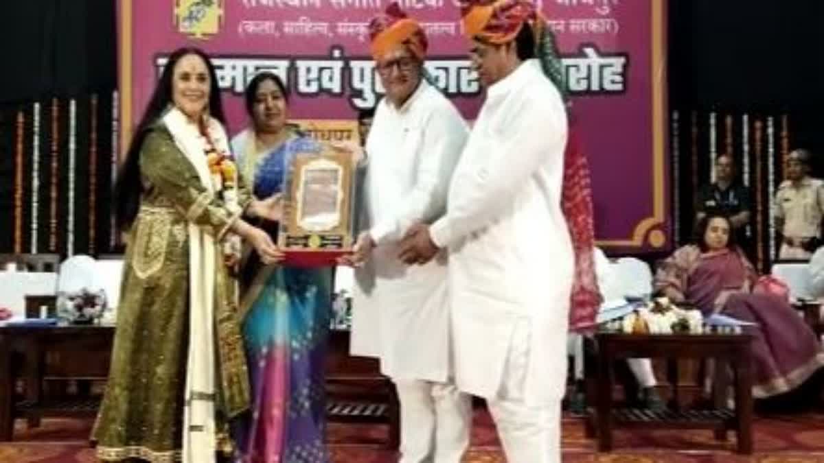 ila arun received fellowship award in Jodhpur
