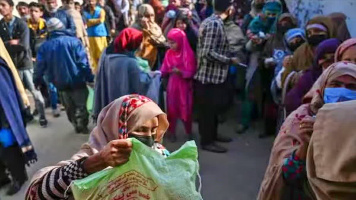 collecting free flour in Pakistan (File photo)