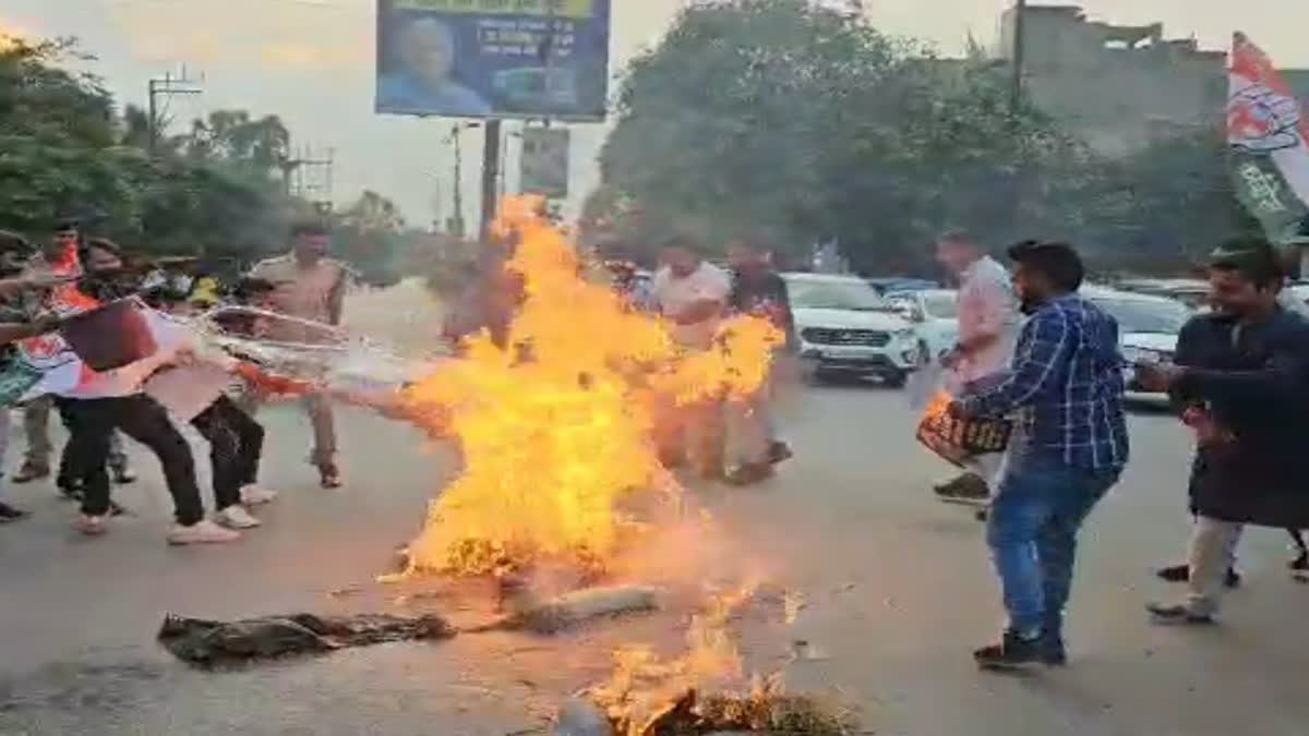 NSUI workers burn effigy of Narendra Modi