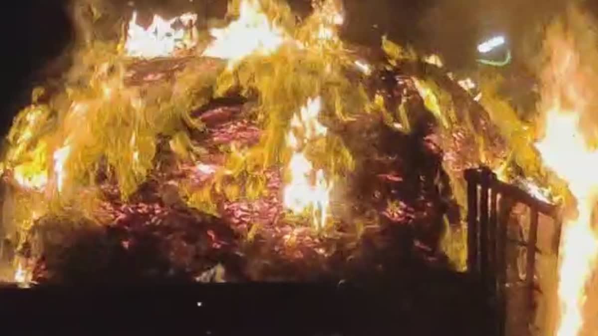 மின்கம்பியில் உரசி தீப்பிடித்து எரிந்து கருகிய அட்டை லாரி   நல்வாய்ப்பாக உயிர் தப்பிய நால்வர்!, lorry carrying cardboard boxes collided with a power line and caught fire accident in coimbatore