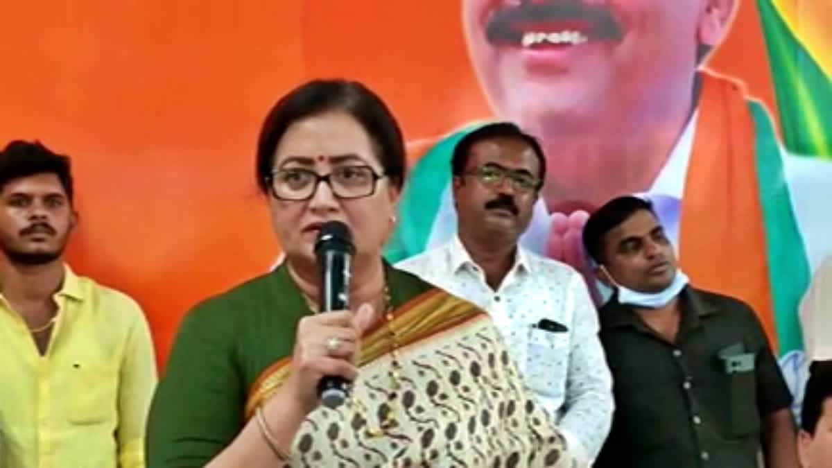 MP Sumalatha spoke.