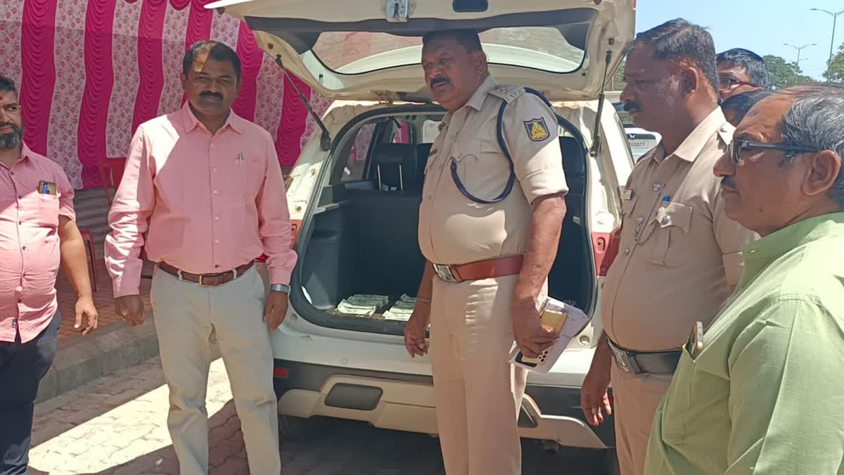 15-lakhs-and-car-was-seized-without-documents-in-hubali