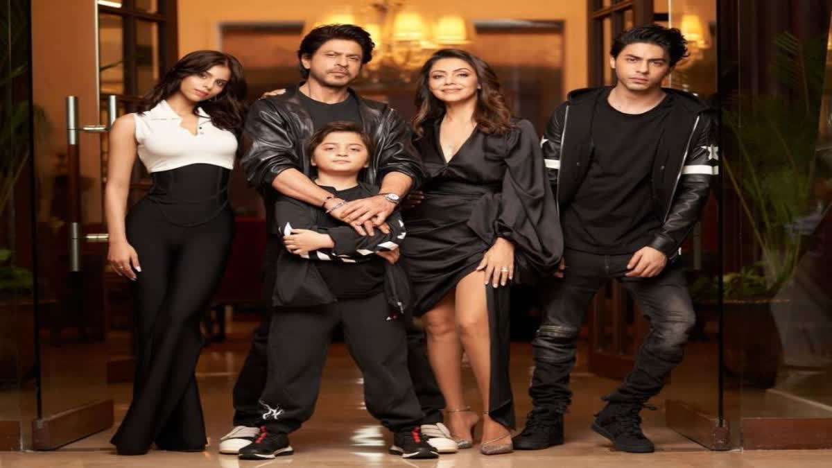 Shah Rukh Khans family picture  Shah Rukh Khans family picture went viral  Shah Rukh Khan  Gauri khan  aryan khan  aryan khan news  Shah Rukh Khan update  മുംബൈ  ഷാരൂഖിൻ്റെ കുടുംബചിത്രം  ആര്യൻ  സുഹാന  അബ്രാം