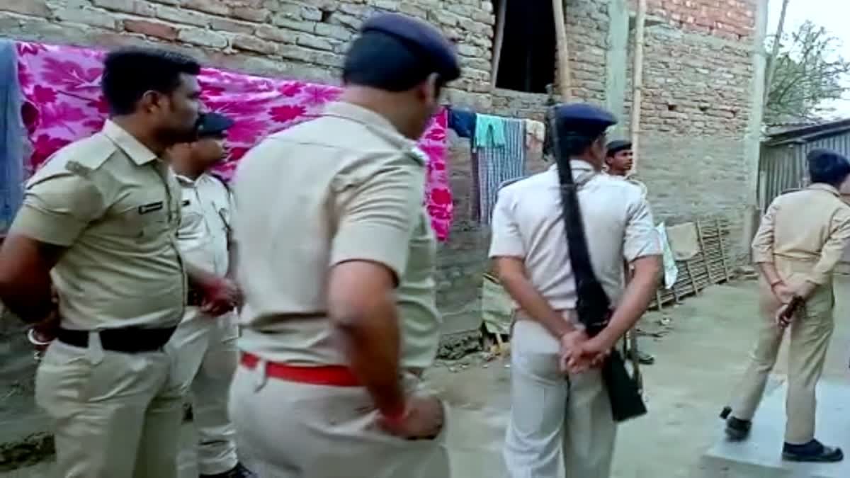 रेड लाइट एरिया में पुलिस ने की छापेमारी