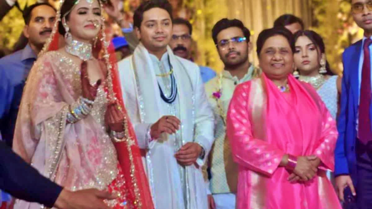 Mayawati attends nephew's wedding in pink dress, showers blessings on the couple