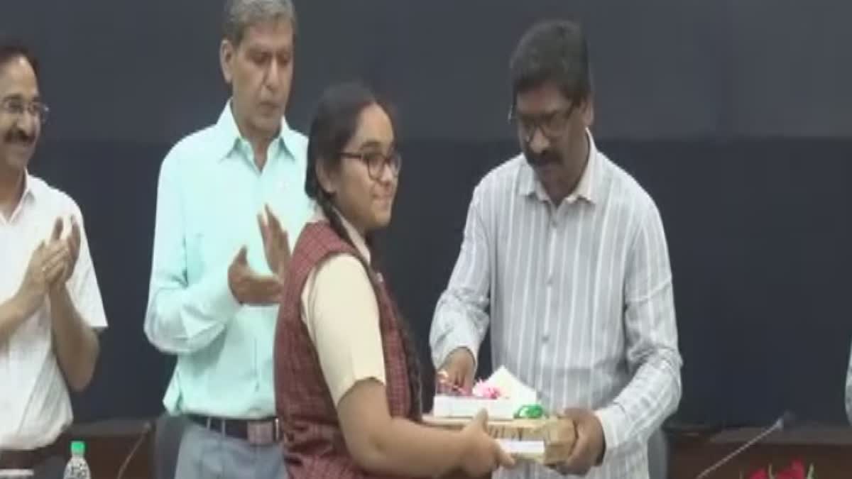 cm-hemant-soren-honoured-topper