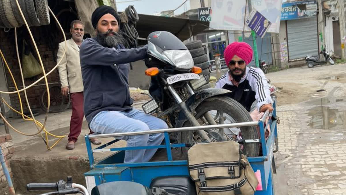 Now another photo of Amritpal getting a puncture has surfaced