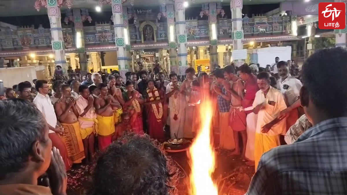 பண்ணாரி அம்மன் கோயிலில் விடிய விடிய நடந்த திருக்கம்பம் சாட்டுதல் வீடியோ!, thousands of devotees darshan at the bannari amman temple thirukampam saattuthal festivel