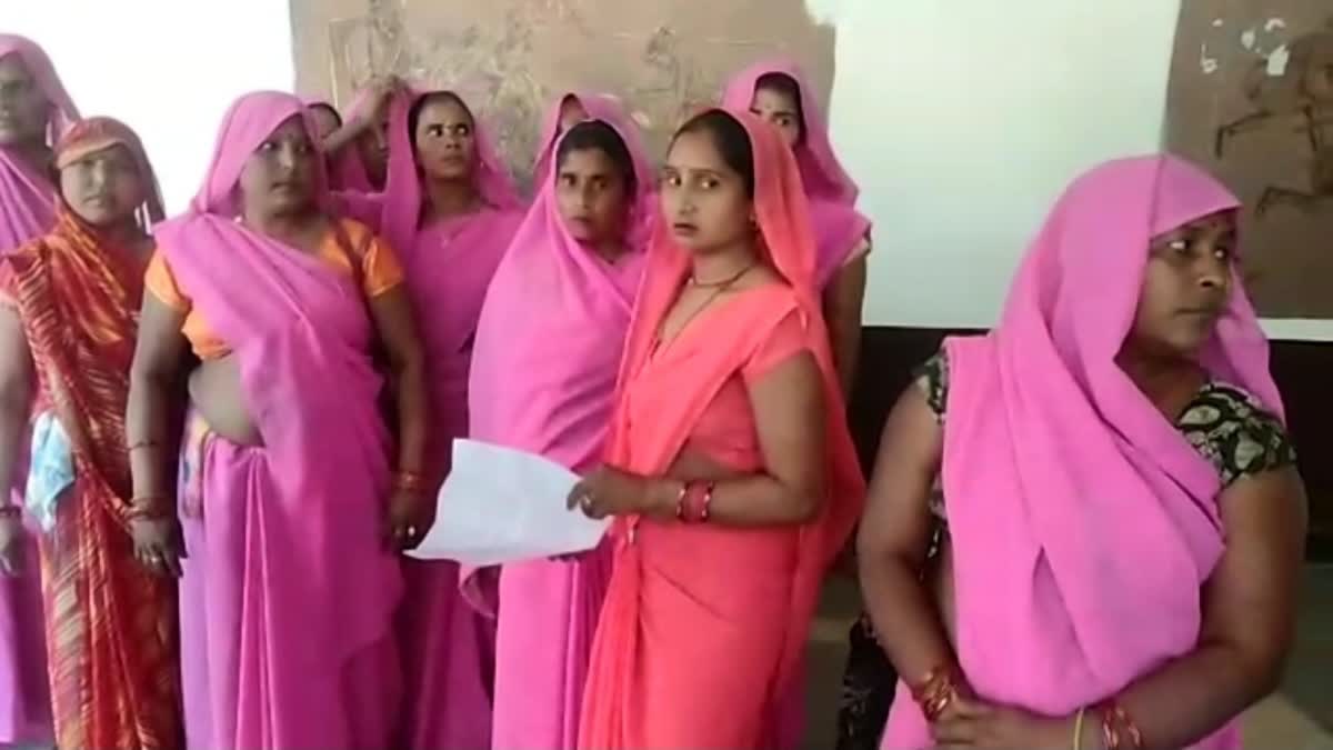 Women reached gwalior collectorate with complaint