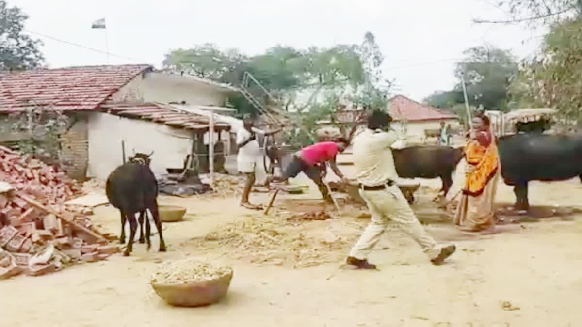 Rewa Villager stone pelting electricity employees