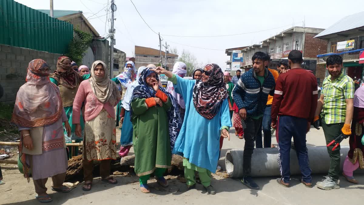residents-of-newa-colony-dangarpura-pulwama-protest-aginst-installation-of-smart-meters