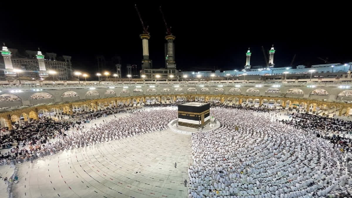 People performing haj