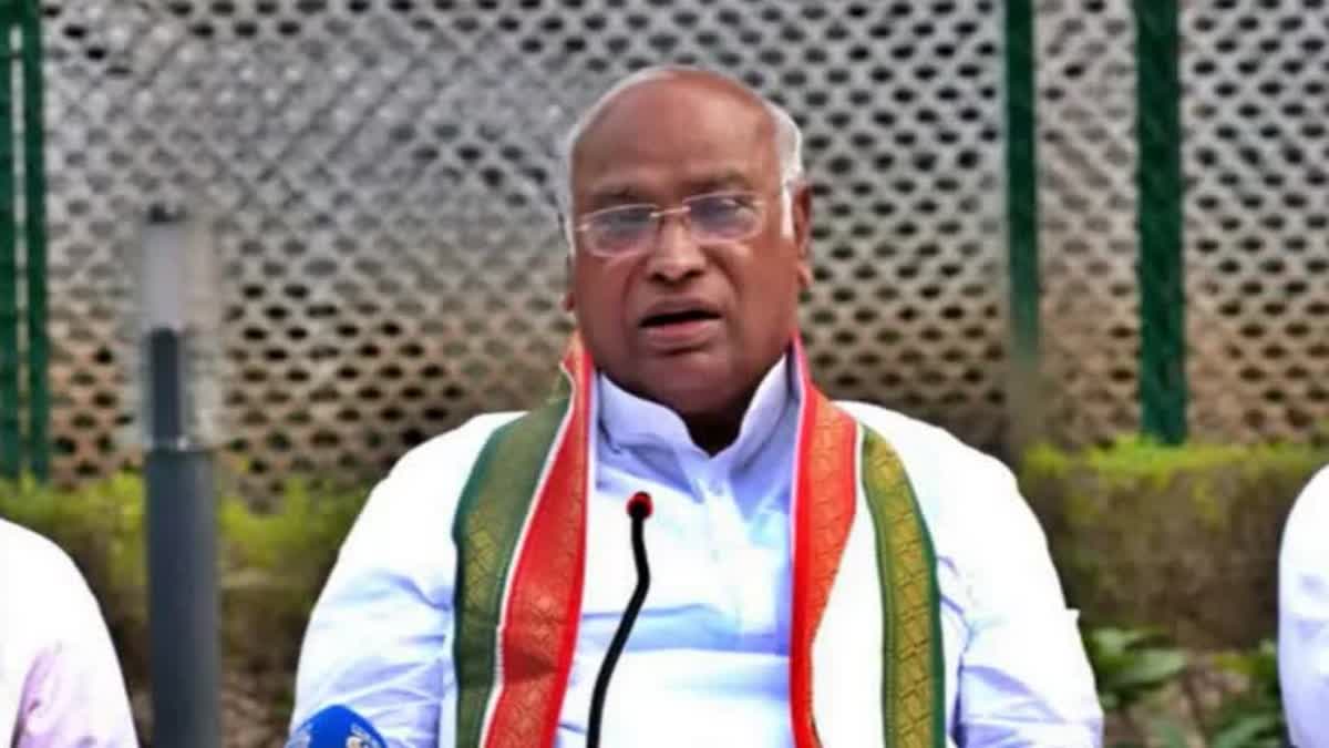 mallikarjun kharge  kharge arrives kerala  vaikom Satyagraha centenary  vaikom Satyagraha centenary celebration  congress  മല്ലികാര്‍ജുന്‍ ഖാര്‍ഗെ  വൈക്കം സത്യാഗ്രഹ ശതാബ്‌ദി  എഐസിസി  കോണ്‍ഗ്രസ്  തിരുവനന്തപുരം ഏറ്റവും പുതിയ വാര്‍ത്ത  ഇന്നത്തെ പ്രധാന വാര്‍ത്ത