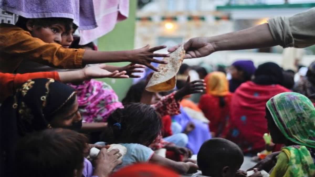 11 people died  people died while collecting free flour  free flour in Pakistan  ಉಚಿತ ಗೋಧಿ ಹಿಟ್ಟು  ಉಚಿತ ಗೋಧಿ ಹಿಟ್ಟು ಪಡೆಯುವ ವೇಳೆ ನೂಕುನುಗ್ಗಲು  ಕಾಲ್ತುಳಿತದಲ್ಲಿ 11 ಜನ ಸಾವು  ಉಚಿತ ಗೋಧಿ ಹಿಟ್ಟು ವಿತರಿಸುವ ಕೇಂದ್ರಗಳಲ್ಲಿ ಕಾಲ್ತುಳಿತ  ರಾಜಕೀಯ ಮತ್ತು ಆರ್ಥಿಕ ಬಿಕ್ಕಟ್ಟು  ಜನರು ಹಸಿವಿನಿಂದ ಬಳಲಿ ಸಾಯುವ ಸ್ಥಿತಿ  ಪ್ರತಿ ನಿತ್ಯದ ವಸ್ತುಗಳ ಬೆಲೆಯೂ ಗಗನ  ಸರ್ಕಾರಿ ವಿತರಣಾ ಕೇಂದ್ರಗಳಿಂದ ಉಚಿತ ಹಿಟ್ಟು