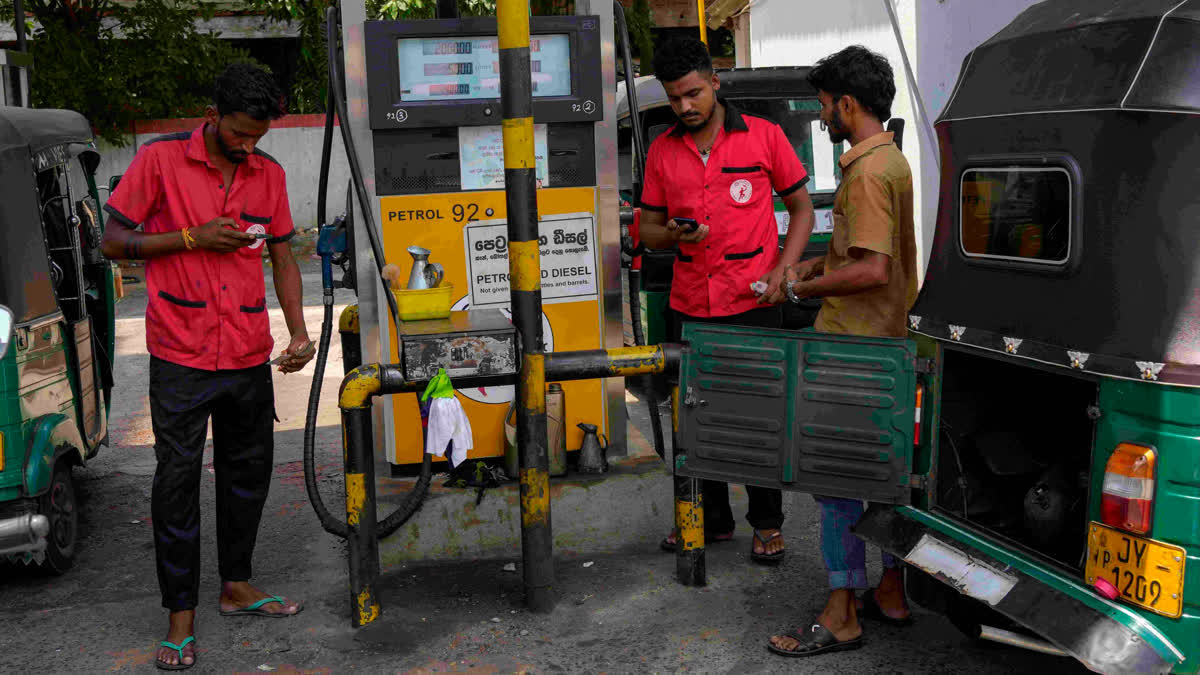 Etv BharatSri Lanka Fuel Prices : શ્રીલંકાએ કટોકટી વચ્ચે ઇંધણના ભાવમાં કર્યો ઘટાડો