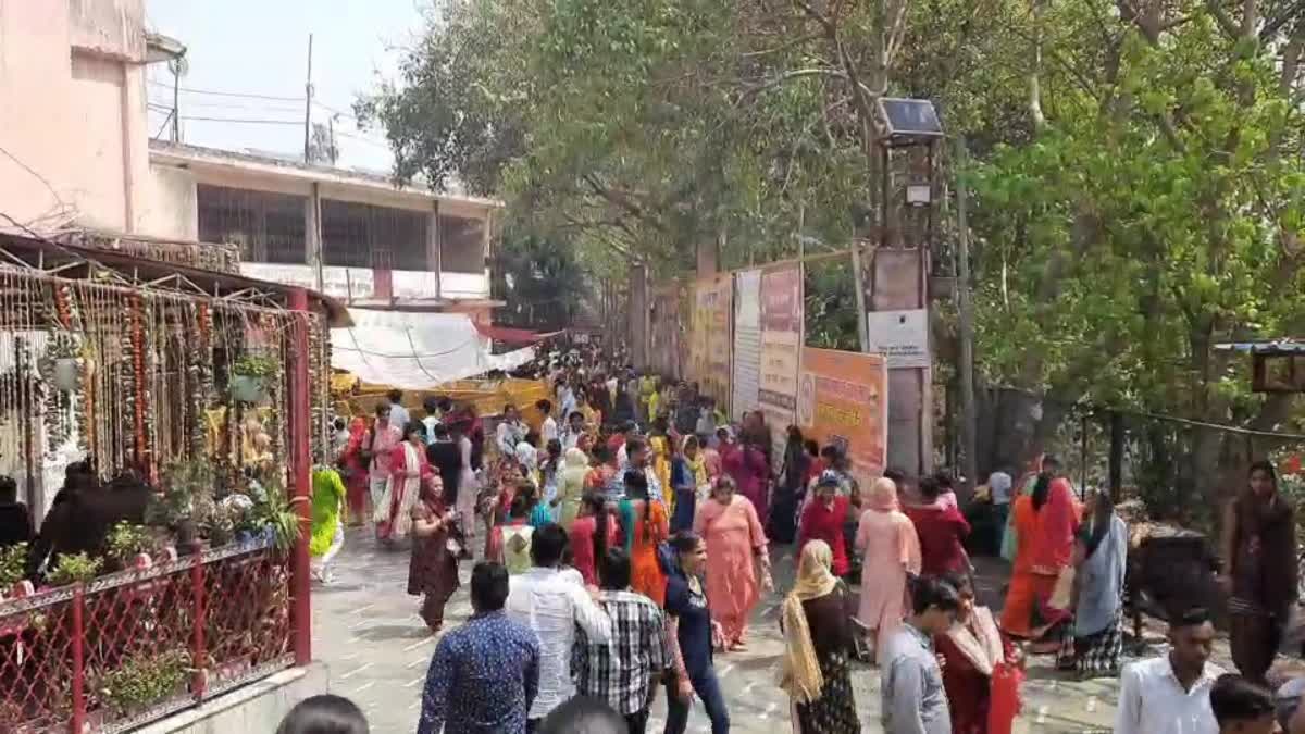 Crowd of devotees gathered in Kalkaji temple