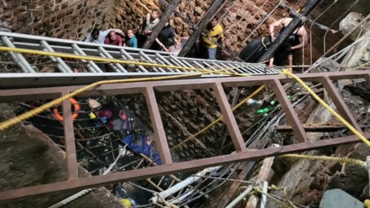 Many feared trapped after cover of Indore temple well caves in  Ram Navami celebrations in Indore  devotees trapped in a stepwell  രാമനവമി ആഘോഷം  25 പേർ കിണറ്റിൽ വീണു  കിണർ തകർന്ന് അപകടം  ബെലേശ്വർ ക്ഷേത്രത്തിൽ ഭക്തർ കിണറ്റിൽ വീണു