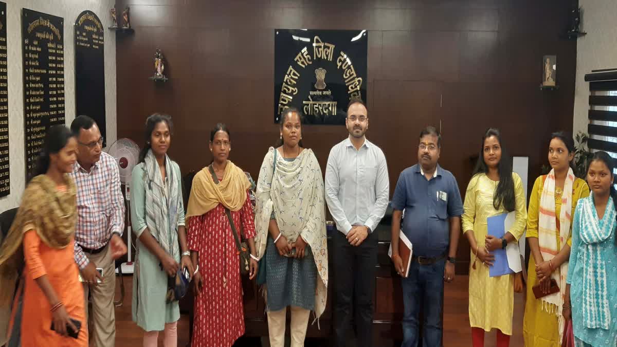 tribal-women-of-jharkhand-went-to-visit-rashtrapati-bhavan-amrit-udyan