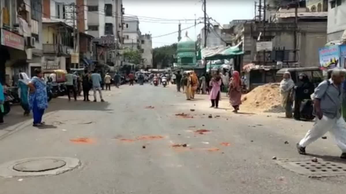 Stone pelting during Ram Navami  Stone pelting in vadodara  pelting during Ram Navami  Ram Navami Shoba Yatra  വഡോദര ഫത്തേപുര  വഡോദര  വഡോദര രാമനവമി  രാമനവമി ആഘോഷത്തിനിടെ കല്ലേറേ  രാമനവമി റാലി  രാമനവമി റാലിക്കിടെ കല്ലേറ്  രാമനവമി റാലി സംഘർഷാവസ്ഥയിൽ  രാമനവമി ശോഭാ യാത്ര  രാമനവമി ശോഭാ യാത്രക്കിടെ കല്ലേറ്  ഗുജറാത്ത് വഡോദര