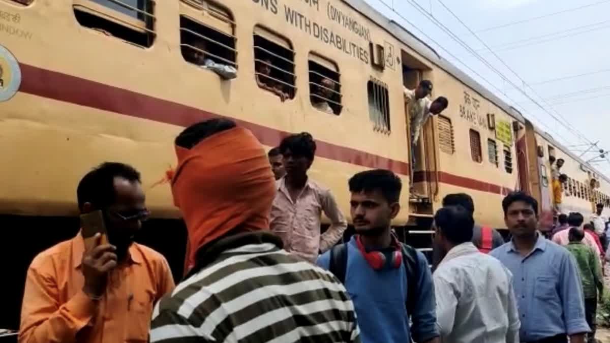 railway worker hit by train in bhind