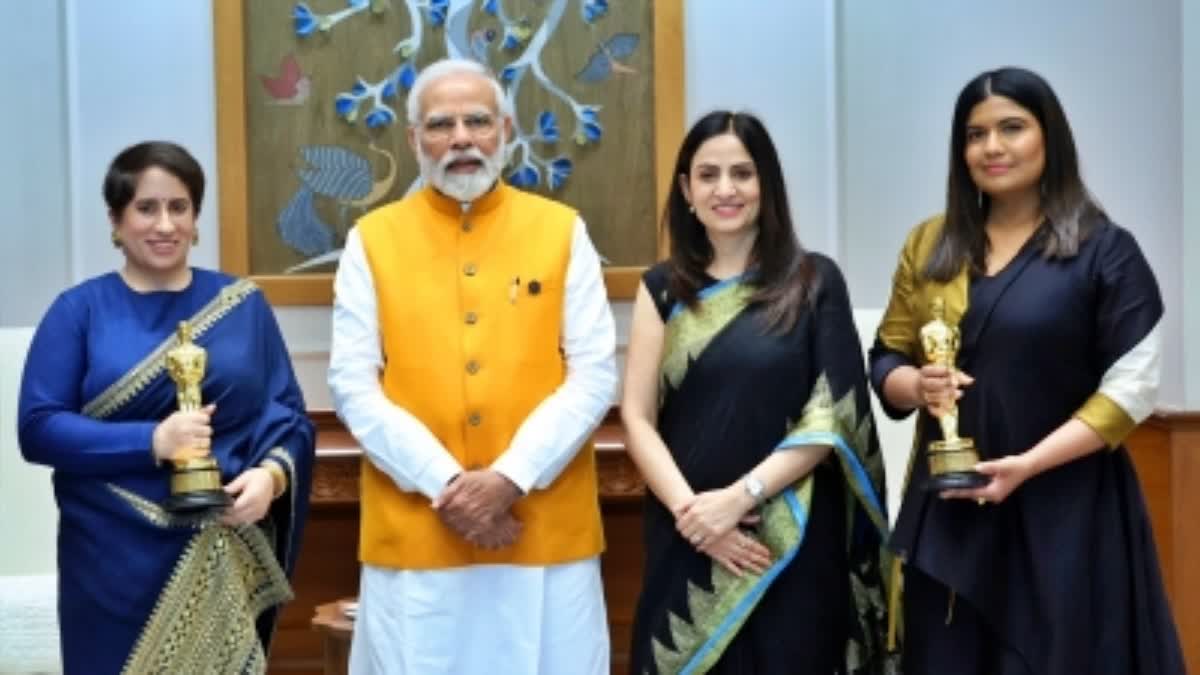 PM Modi  The Elephant Whisperers  PM Modi meets team of The Elephant Whisperers  PM Modi meets Elephant Whisperers team  ദ എലിഫൻ്റ് വിസ്‌പറേഴ്‌സ്  നരേന്ദ്ര മോദി  എലിഫൻ്റ് വിസ്‌പറേഴ്‌സ് ടീമിനെ കണ്ട് നരേന്ദ്ര മോദി  സ്റ്റാലിൻ  ഗുണീത് മോംഗ  ഗോൺസാൽവസ്  കാർത്തികി ഗോൺസാൽവസ്